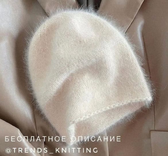 Белая пушистая шапочка бини