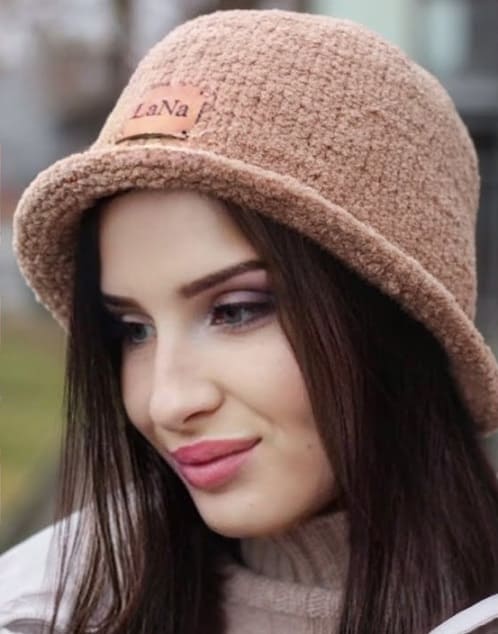 Бежевая шапка шляпка для молодой девушки