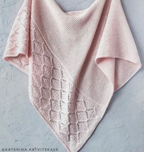 Розовая косынка с ассиметричным рисунком
